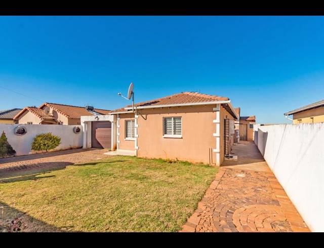 3 BEDROOM HOUSE FOR SALE IN PROTEA GLEN EXT